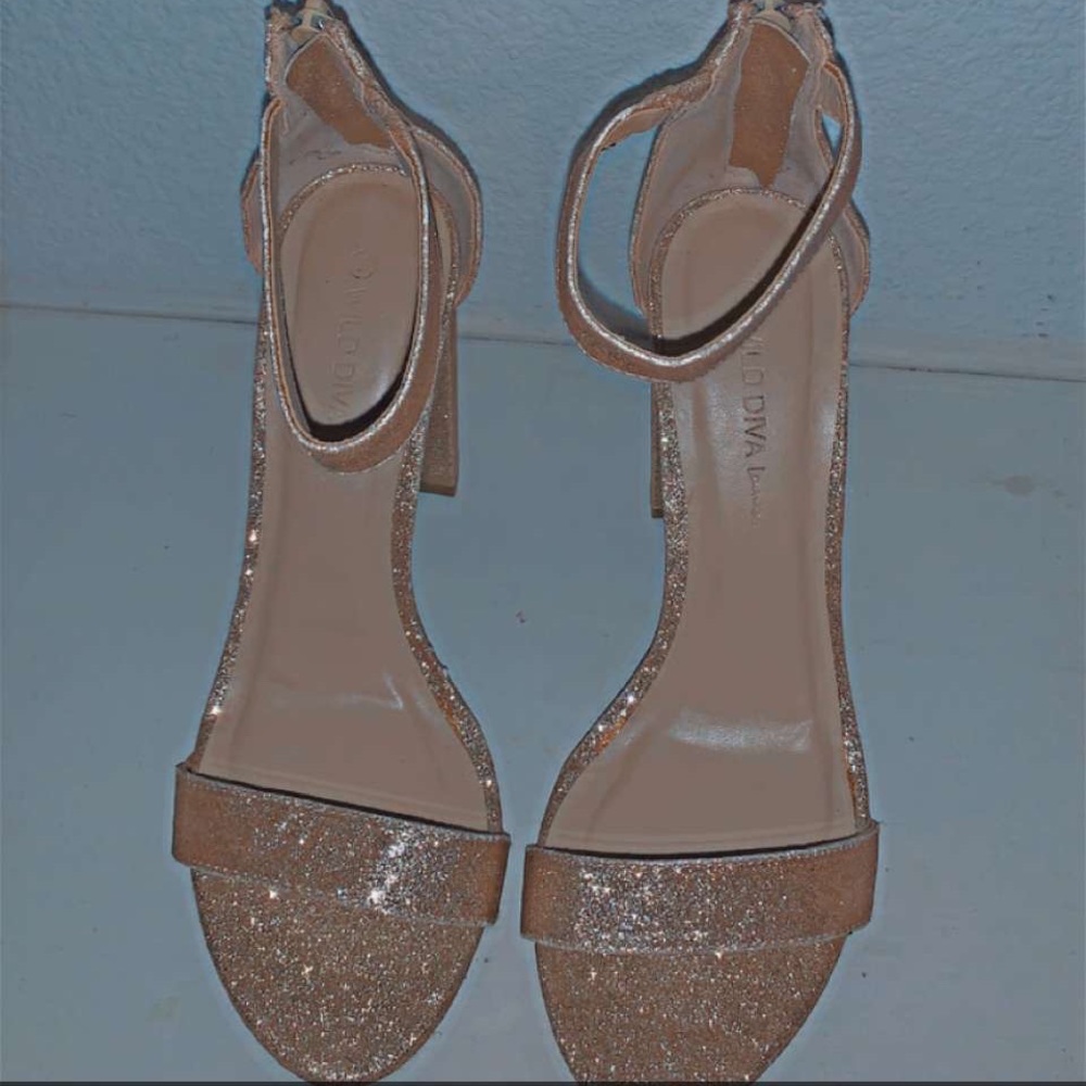 Wild diva lounge heels Size: 7 Color: sparkly rose gold